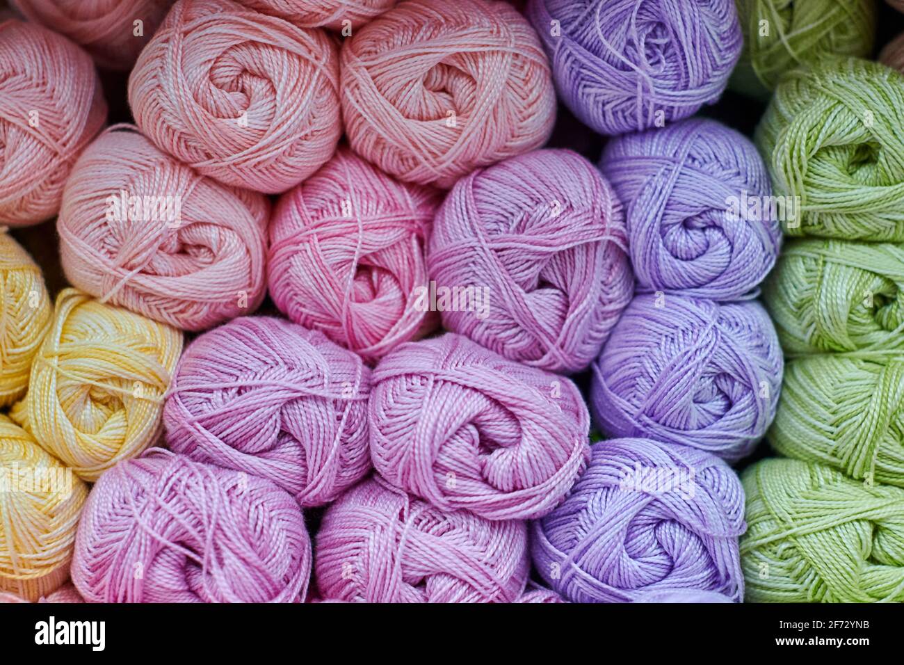 Coloridos hilos de lana para tejer en estantes en la tienda de  haberdashery. Concepto de artesanía de trabajo de punto Fotografía de stock  - Alamy