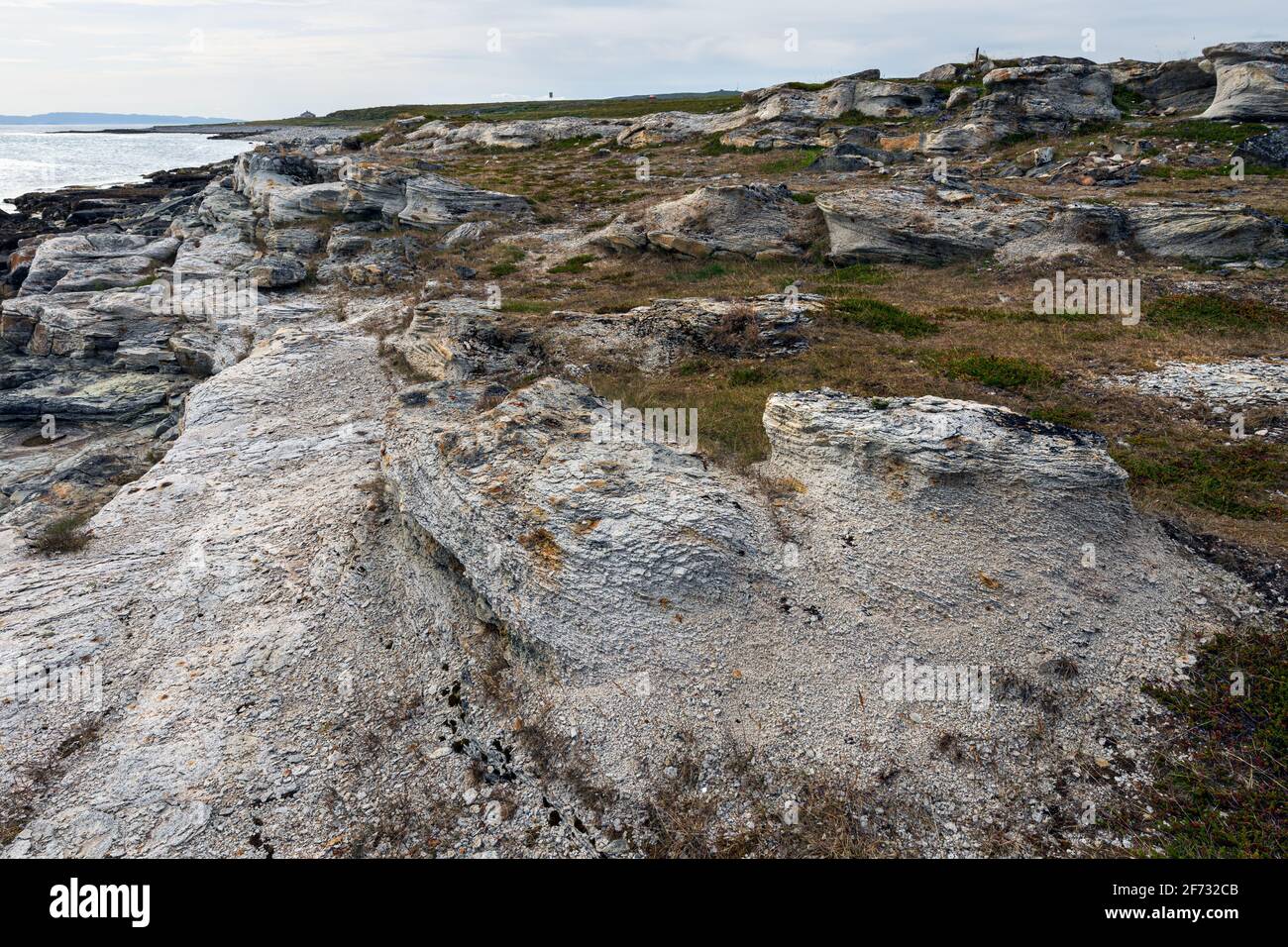 Piedras de mar naturales y roca de pizarra, costa del Océano Ártico en la península de Varanger, Finnmark, Noruega Foto de stock