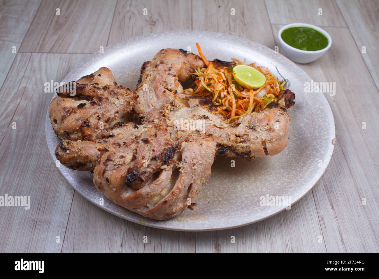 Malai Tandoori pollo es un plato de pollo preparado al asar pollo marinado en yogur y especias en un tandoor, un horno de arcilla cilíndrica. Es un pop de stock -