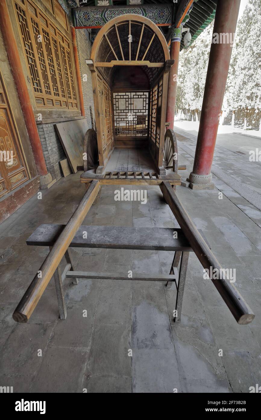 Carro de madera de dos ruedas-sin asiento-sin resorte-doble poste cubierto. Templo del Gran Buda DAFO Si-Zhangye-Gansu-China-1277 Foto de stock