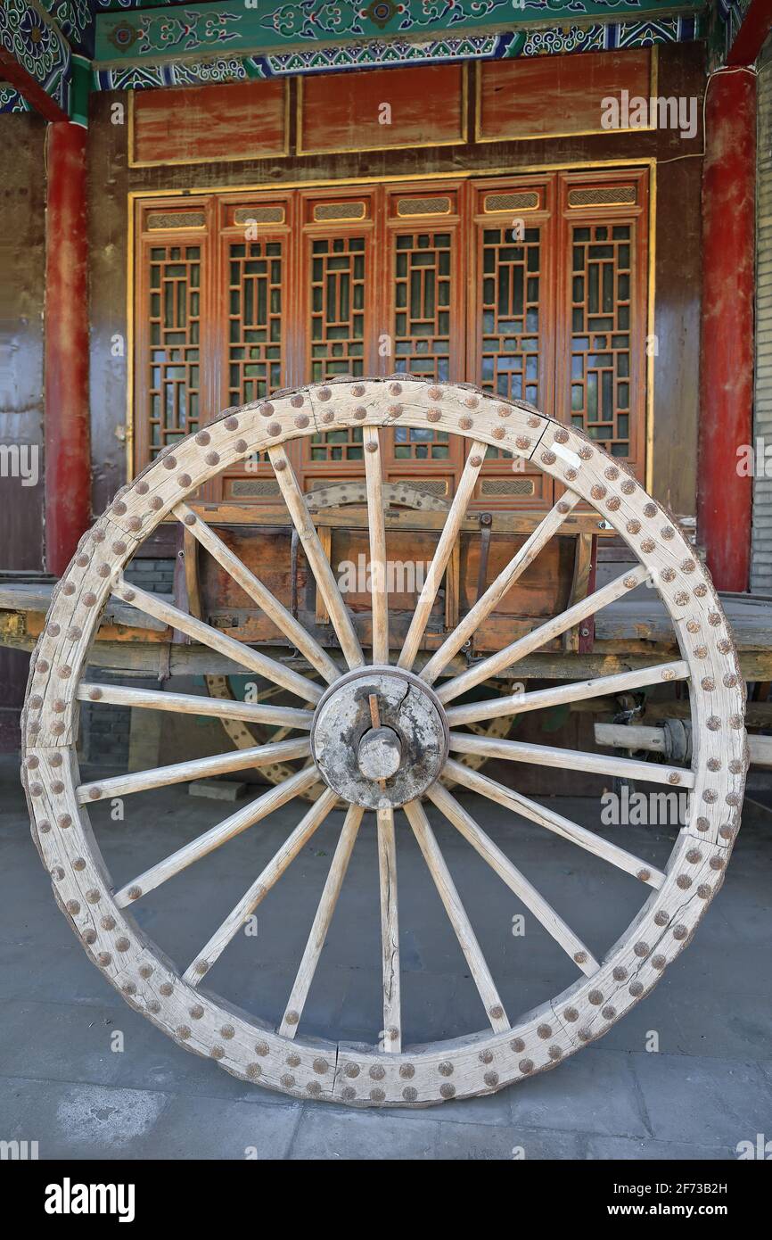 Carro de madera de dos ruedas, sin asiento, sin resorte y doble poste abierto. Templo del Gran Buda DAFO Si-Zhangye-Gansu-China-1278 Foto de stock