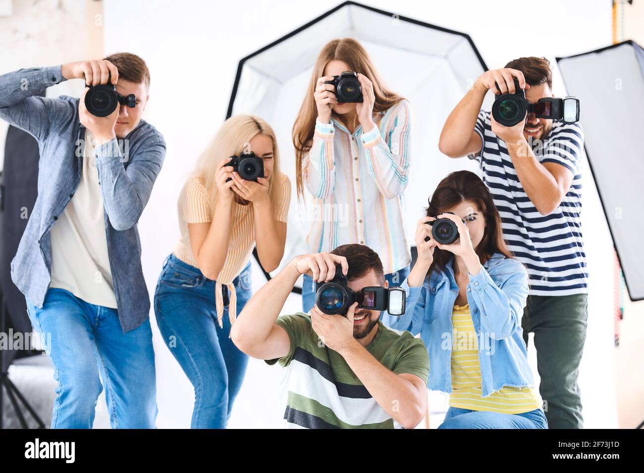 Grupo de jóvenes fotógrafos en estudio Fotografía de stock - Alamy