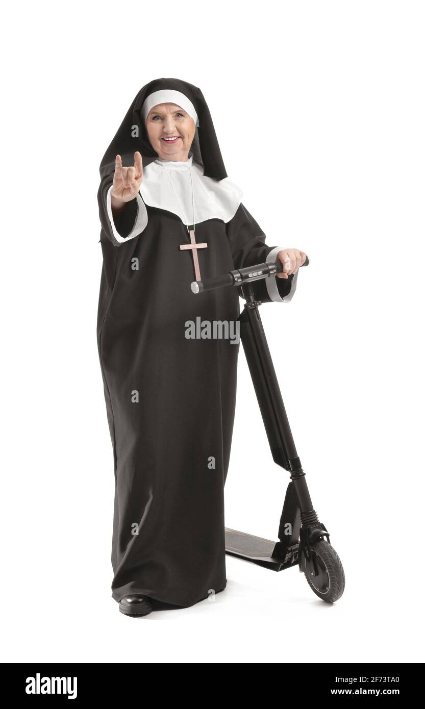 Amado pubertad Triturado Una monja de la tercera edad fresca con scooter sobre fondo blanco  Fotografía de stock - Alamy