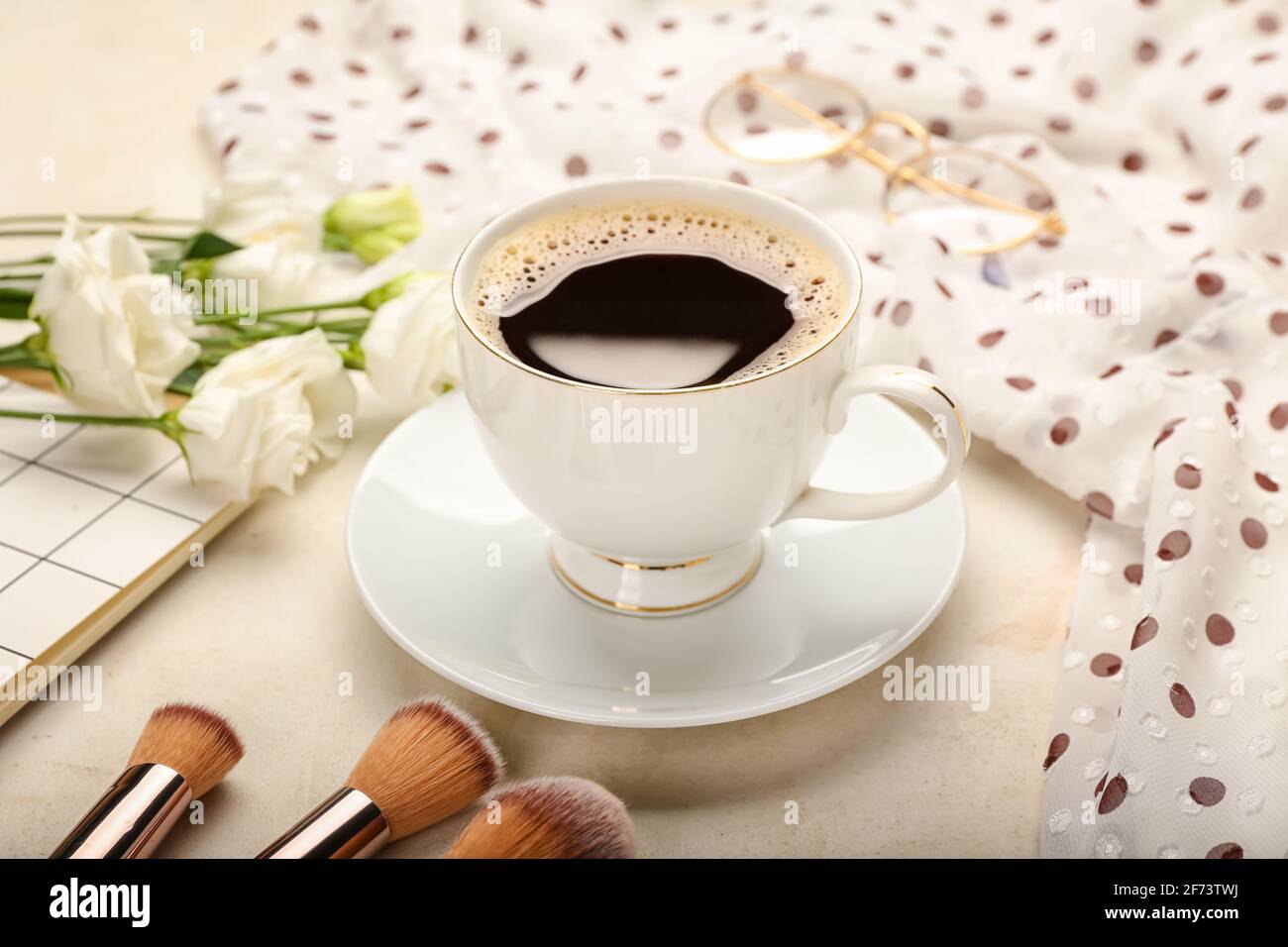 Taza de café con flores, ropa femenina y cepillos de maquillaje sobre fondo  blanco Fotografía de stock - Alamy