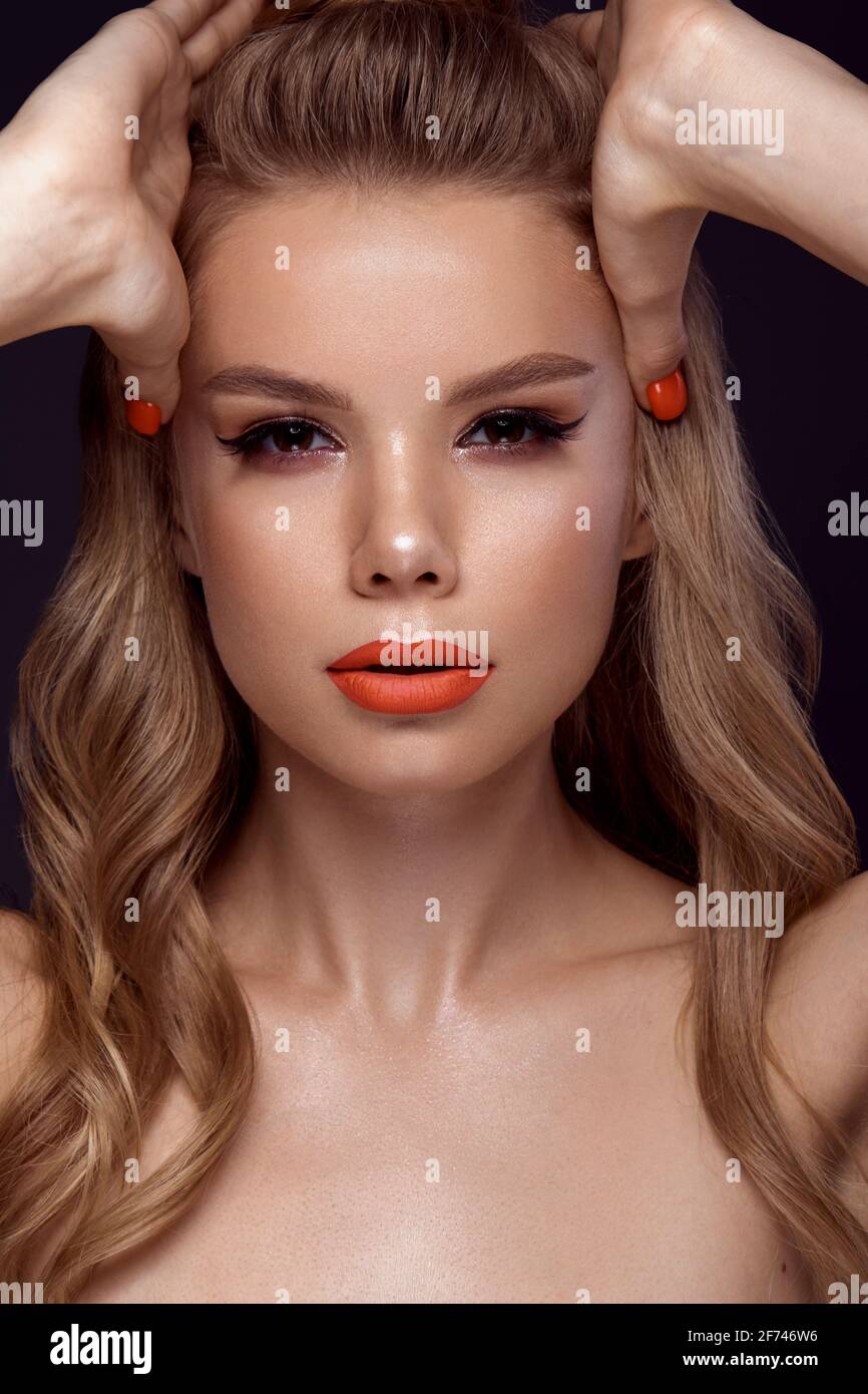 Hermosa mujer joven con maquillaje y rosa neón brillante en las uñas. Cara  de belleza Fotografía de stock - Alamy