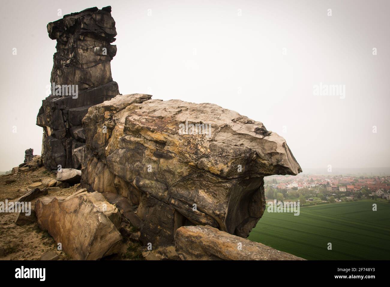 Die Felsen der Teufelsmauer sind ein weithin sichtbares Naturdenkmal - Las rocas de Teufelsmauer son un monumento natural visible desde lejos Foto de stock