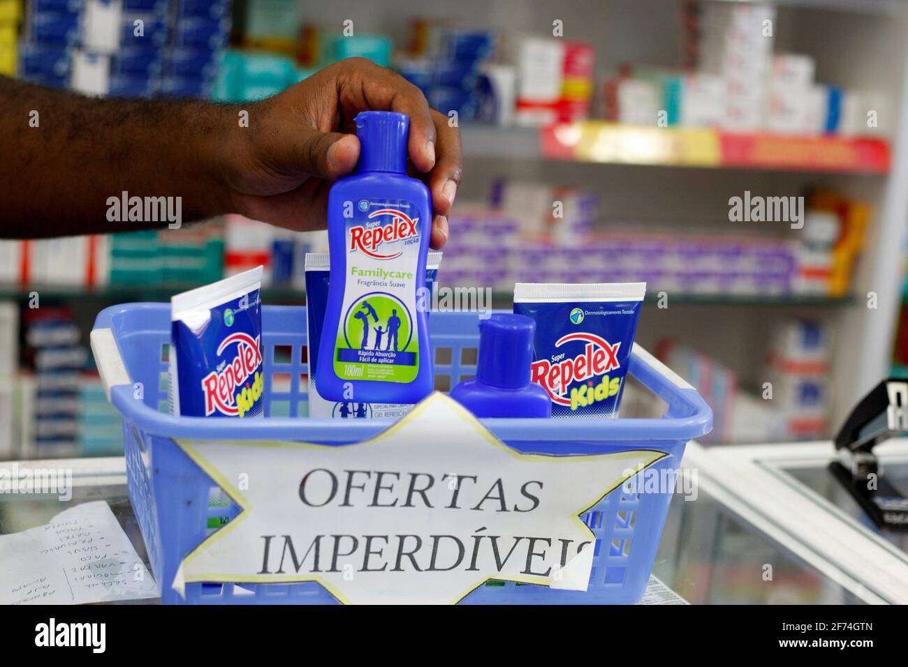 Salvador, Bahia / Brasil - 27 de enero de 2016: Repelente de insectos  vendido en una farmacia en Salvador. *** Título local *** Fotografía de  stock - Alamy