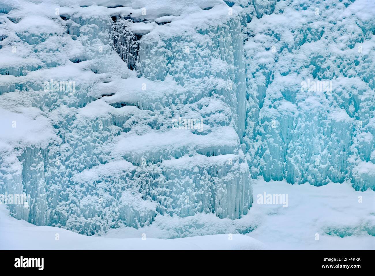 Una pared de hielo en el río Athabasca en el Athabasca cae en el Parque Nacional Jasper, Alberta, Canadá. Foto de stock