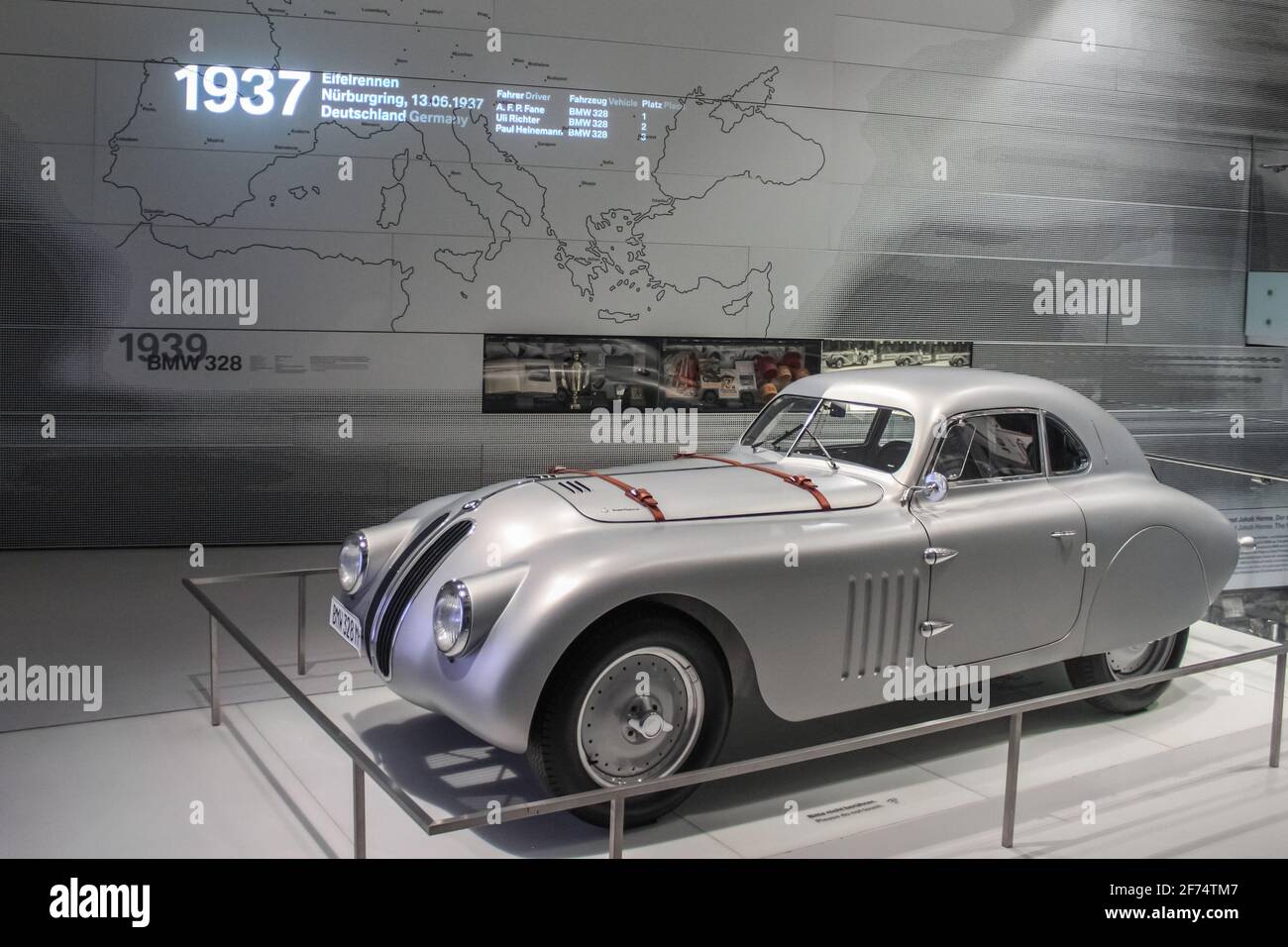 Emblema BMW sobre el capó del BMW 328 Coupé Kamm, construido en 1939, Mille  Miglia original del museo de BMW, Ennstal Classic 2010 Fotografía de stock  - Alamy