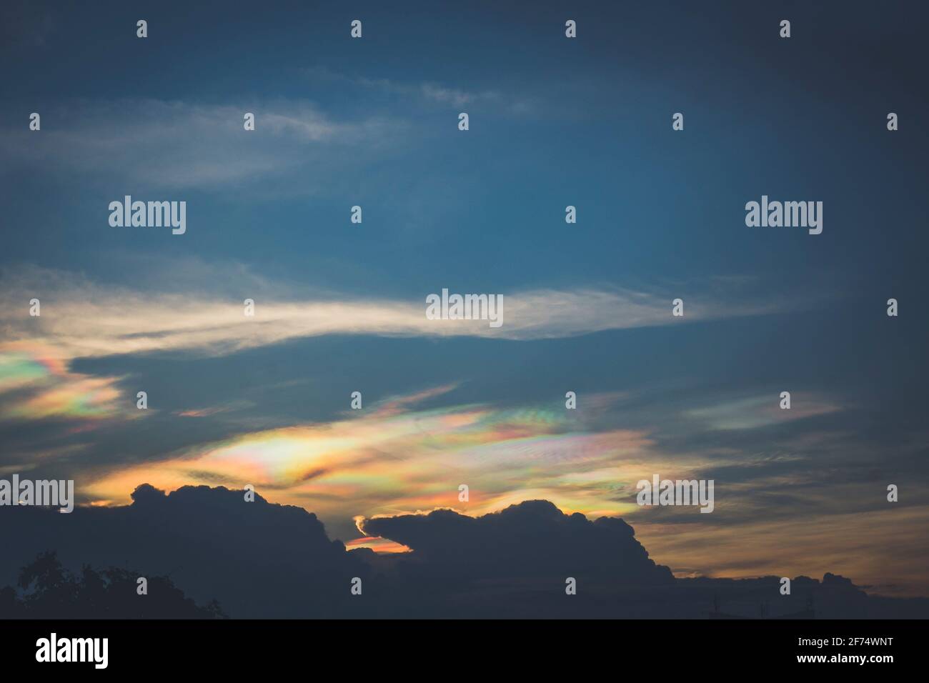 Una Mirada Rara A Una Nube De Iridescent Arco Iris De Fuego O Nubes Arcoiris Iridiscente Pileus Cloud Colorido Fenomeno Optico Cielo Fotografia De Stock Alamy