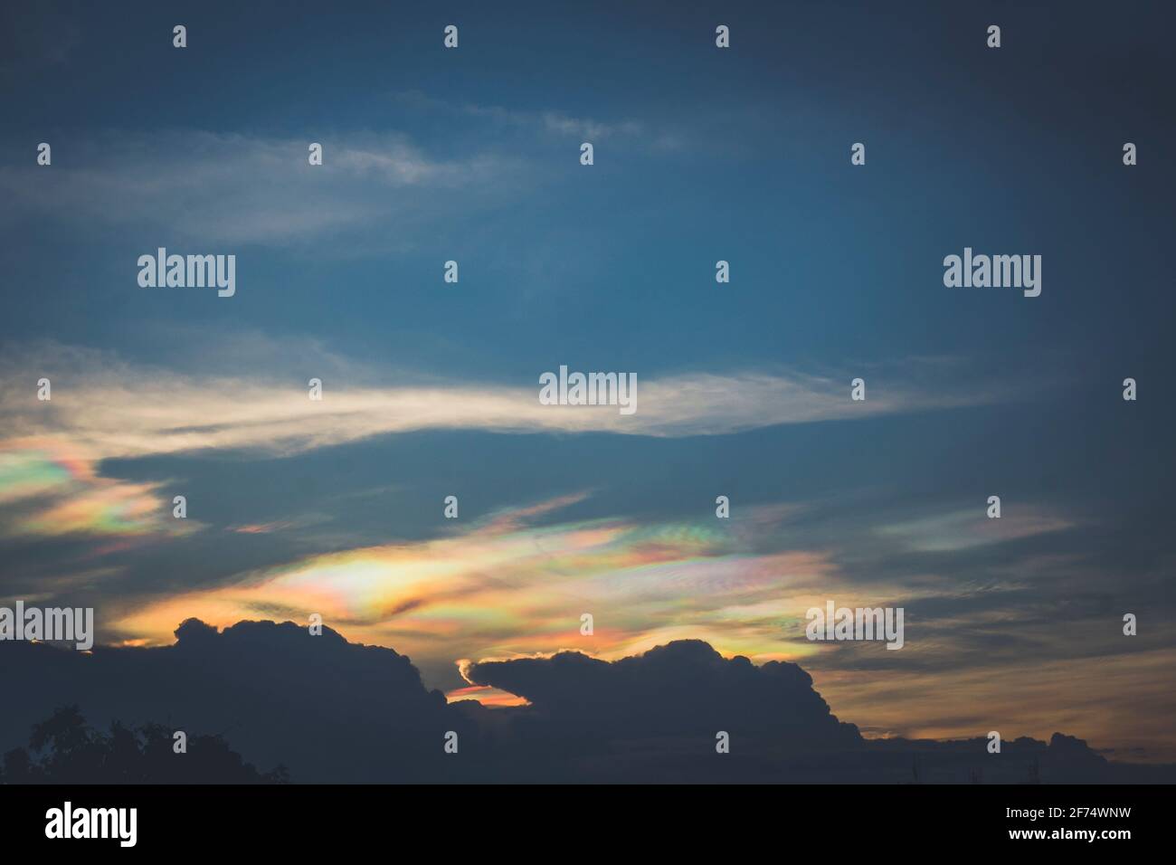 Una Mirada Rara A Una Nube De Iridescent Arco Iris De Fuego O Nubes Arcoiris Iridiscente Pileus Cloud Colorido Fenomeno Optico Cielo Fotografia De Stock Alamy Una Mirada Rara A Una Nube De Iridescent Arco Iris De Fuego O Nubes Arcoiris Iridiscente Pileus Cloud Colorido Fenomeno Optico Cielo Fotografia De Stock Alamy
