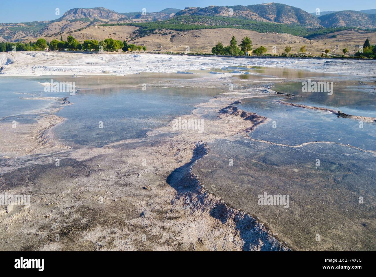 Vista panorámica de la parte más lejana de la reserva Pamukkale, Turquía. Algunas de las terrazas son de color natural, algunas son de color blanco clásico Foto de stock