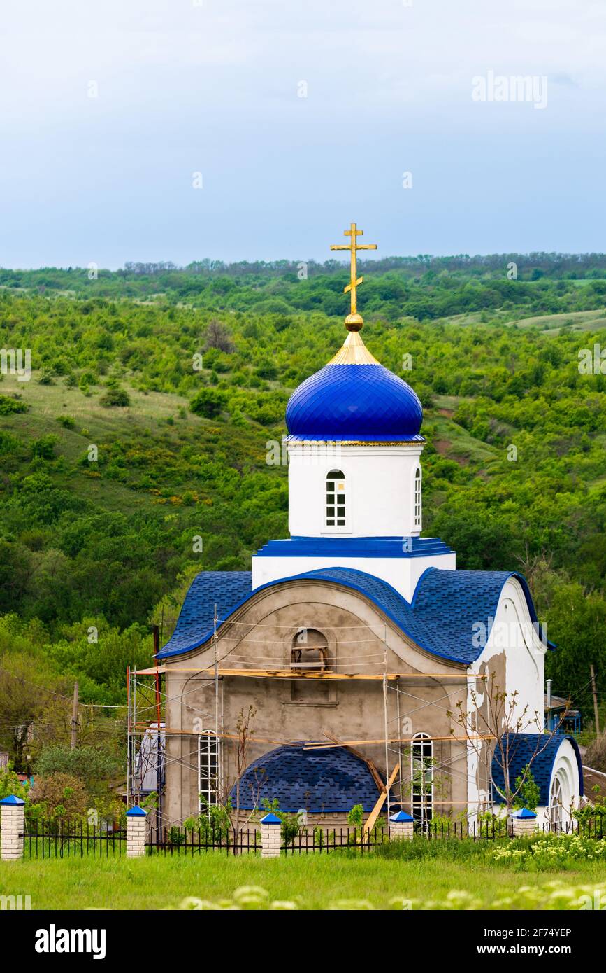 Cúpula azul de la iglesia cristiana con cruz de oro. Símbolo religioso de  la Iglesia Ortodoxa Rusa Fotografía de stock - Alamy