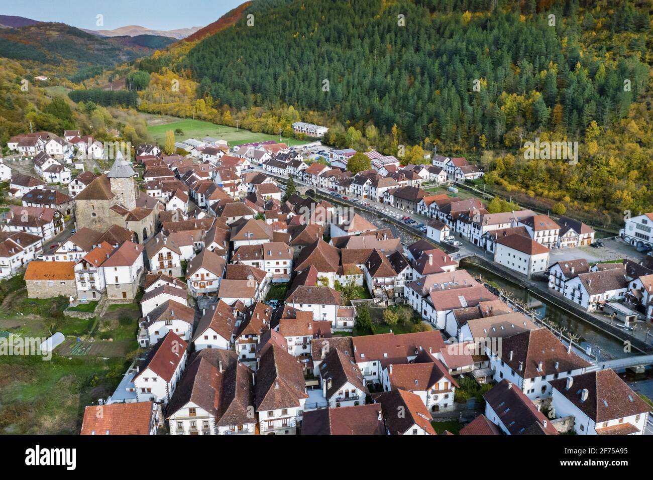 Vista aérea de un pueblo en una zona montañosa. Foto de stock