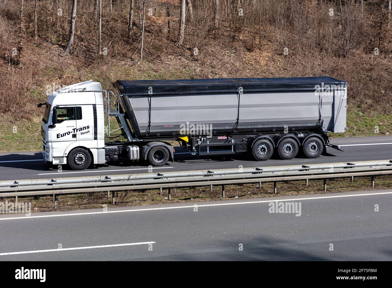 Camión EURO-Trans MAN TGX con remolque volquete en autopista. Foto de stock