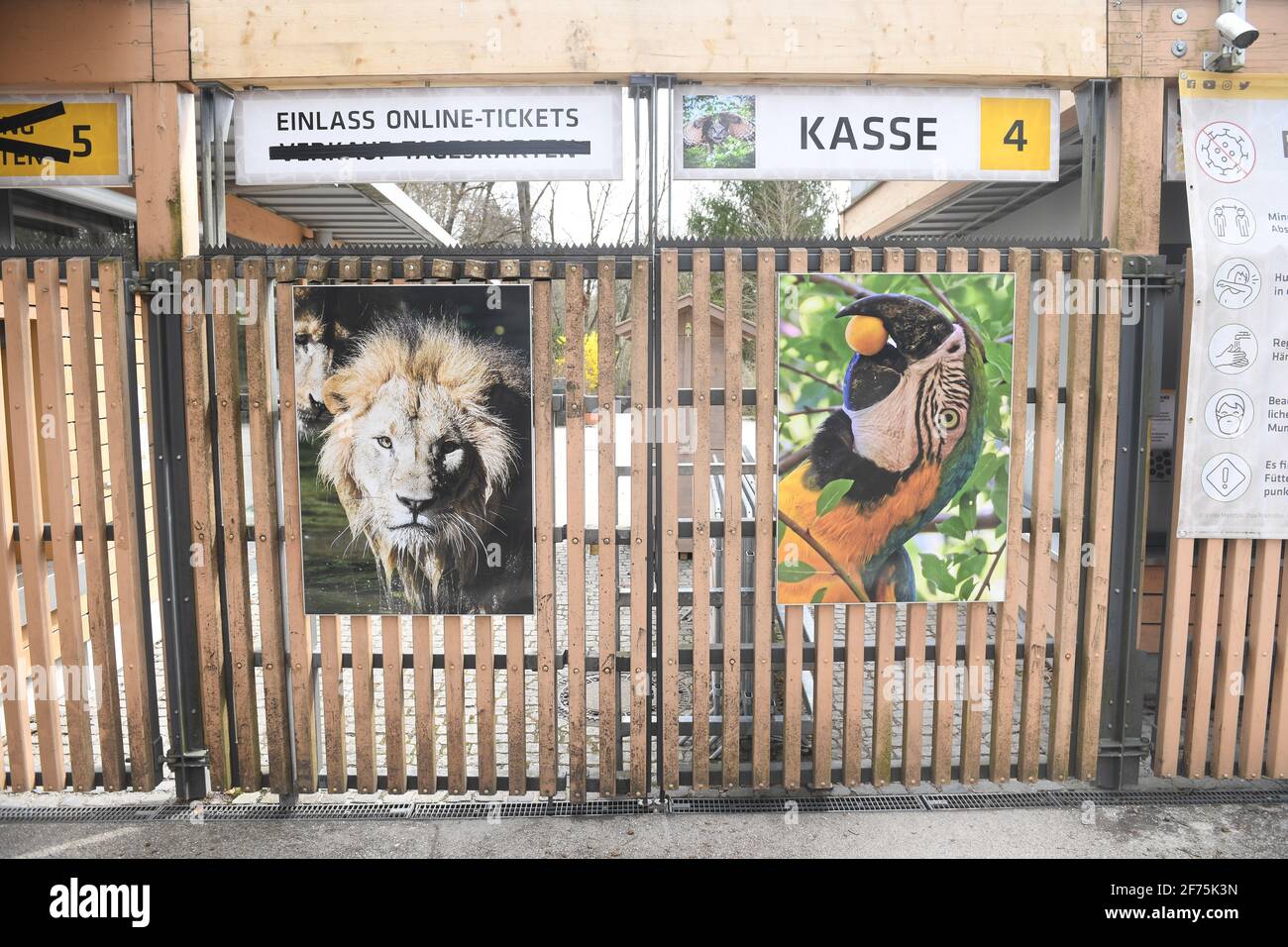 Munich, Alemania. 05th de abril de 2021. La puerta de entrada al zoológico Hellabrunn estará cerrada el lunes de Pascua. Debido a las regulaciones de Corona, el popular lugar de excursión no está abierto a los visitantes. Crédito: Felix Hörhager/dpa/Alamy Live News Foto de stock