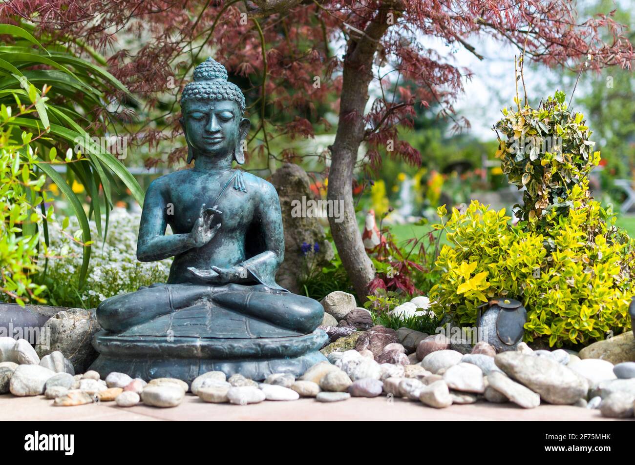 Escultura de Buda en jardín ornamental Fotografía de stock - Alamy