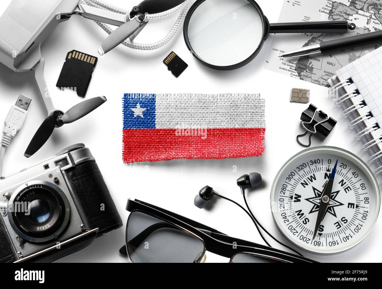 Bandera de Chile y accesorios de viaje sobre fondo blanco Fotografía de  stock - Alamy