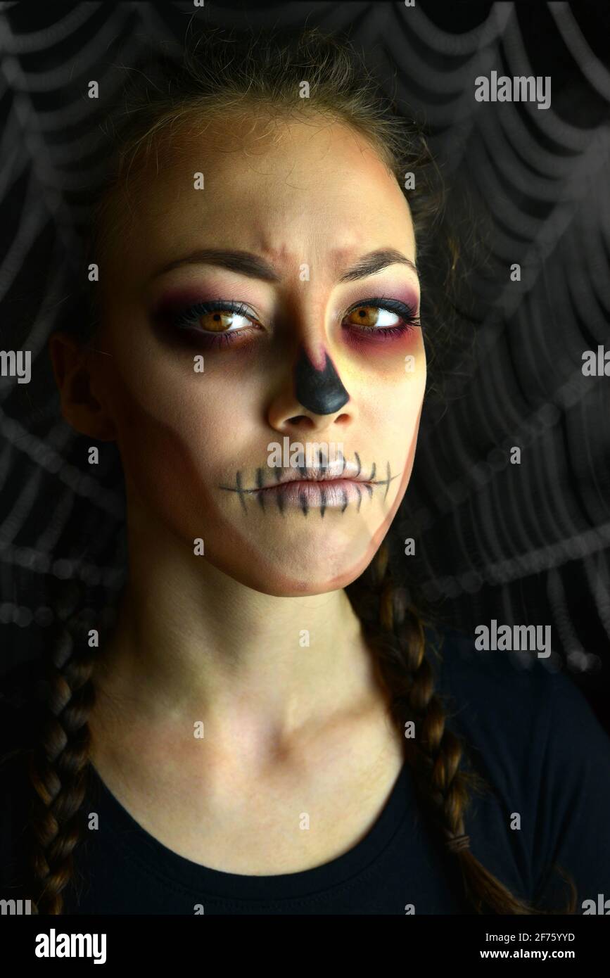 Mujer con maquillaje de Halloween, en la tela de araña de fondo Fotografía  de stock - Alamy