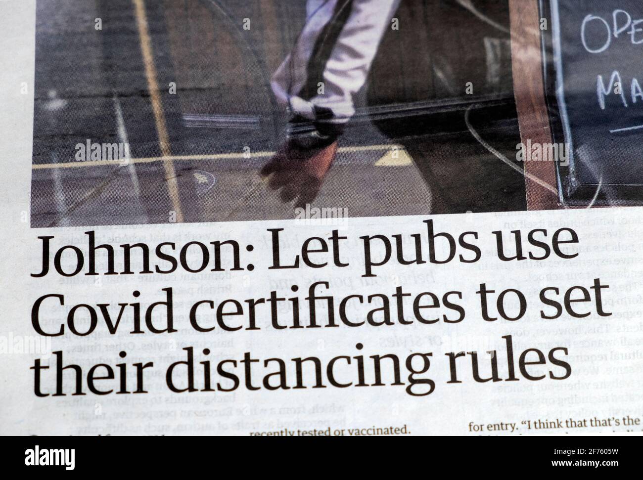 Boris 'Johnson: Deje que los pubs utilicen certificados Covid para establecer sus reglas de distanciamiento' artículo titular del periódico en Guardian 25 de marzo de 2021 Londres Reino Unido Foto de stock