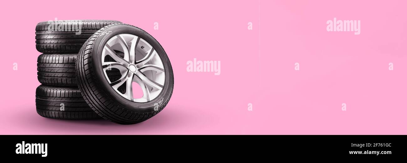 neumáticos de verano y ruedas-pila sobre fondo rosa, nuevas ruedas largo  espacio en blanco diseño copyspace Fotografía de stock - Alamy