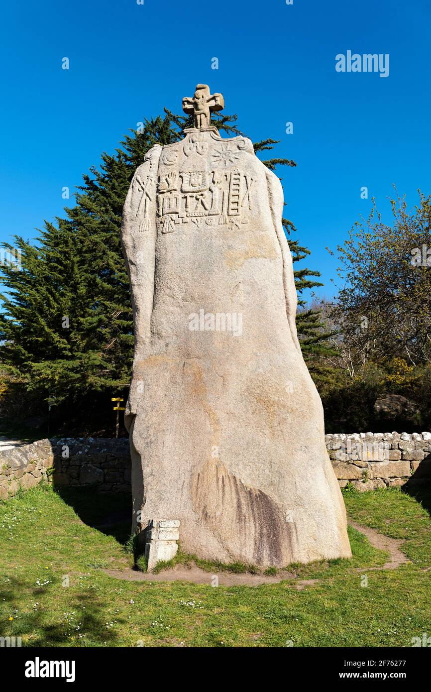 Francia, Bretaña, Pleumeur-Bodou, San Uzec piedra de pie. Foto de stock