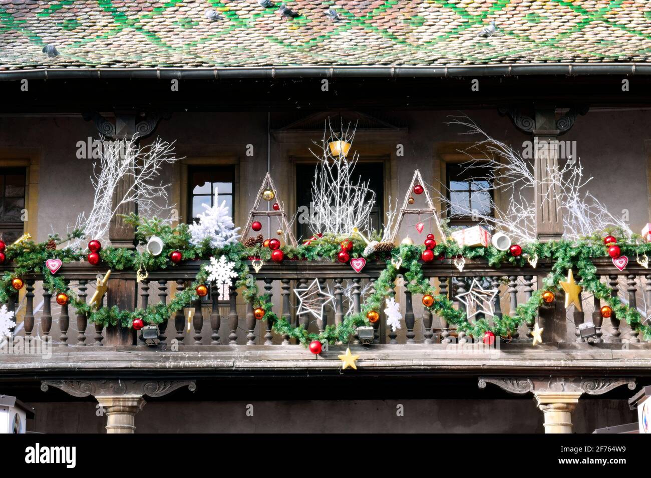 Balcony decorated christmas fotografías e imágenes de alta resolución -  Alamy