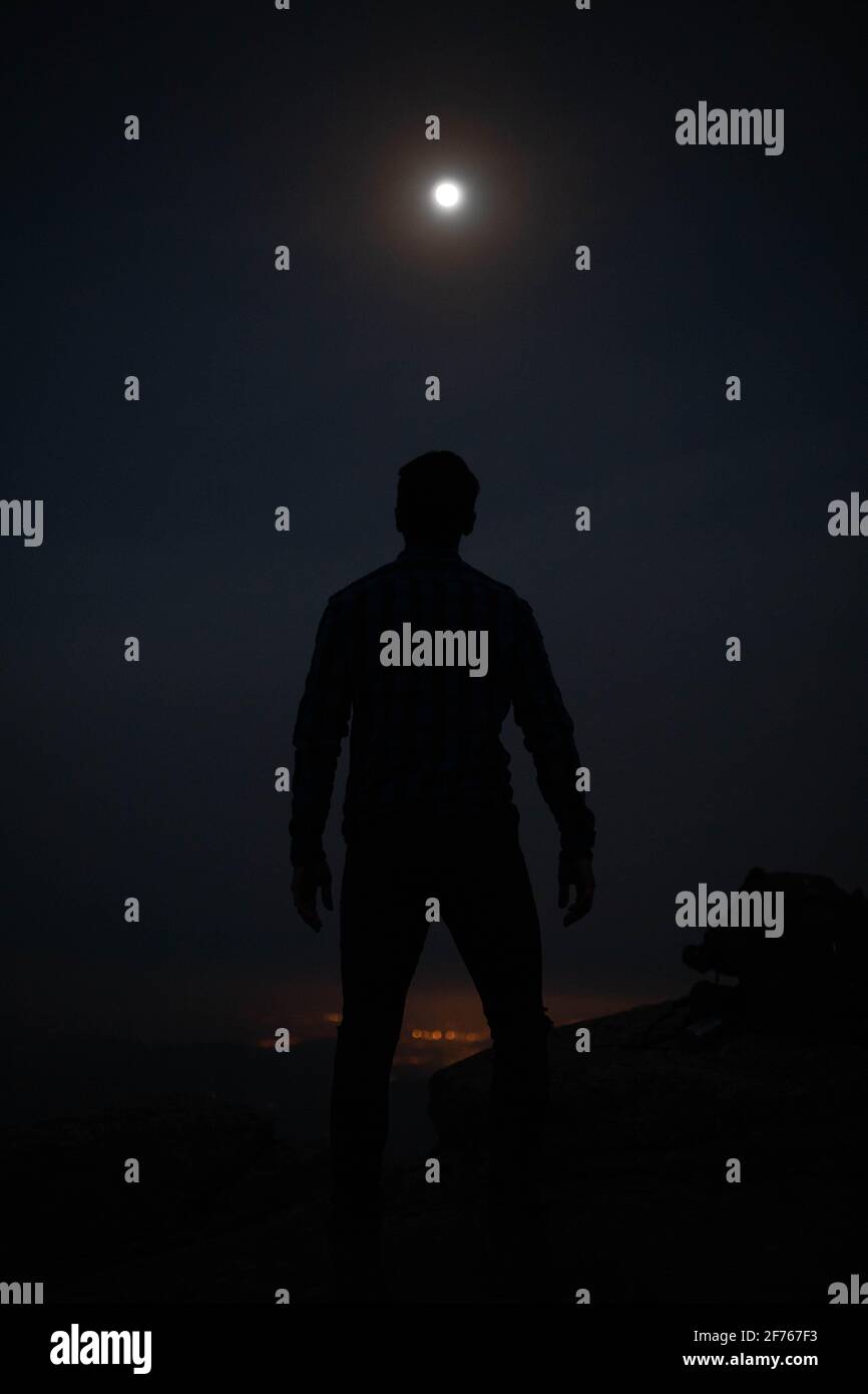 Hombre mirando a la luna fotografías e imágenes de alta resolución - Alamy