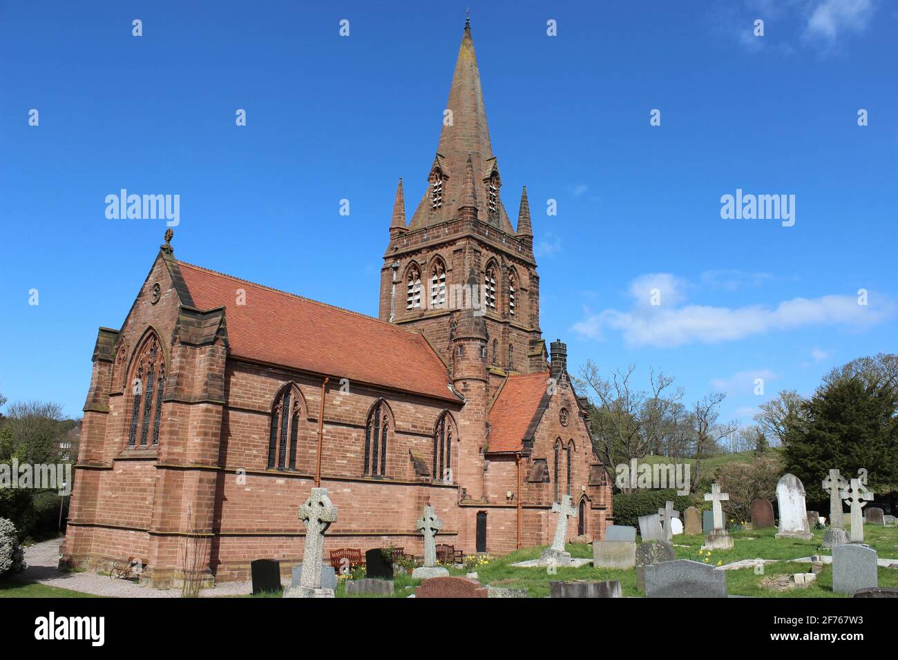 Iglesia de San Bartolomé en el pueblo de Thurstaston, Wirral, Merseyside, Inglaterra. Foto de stock