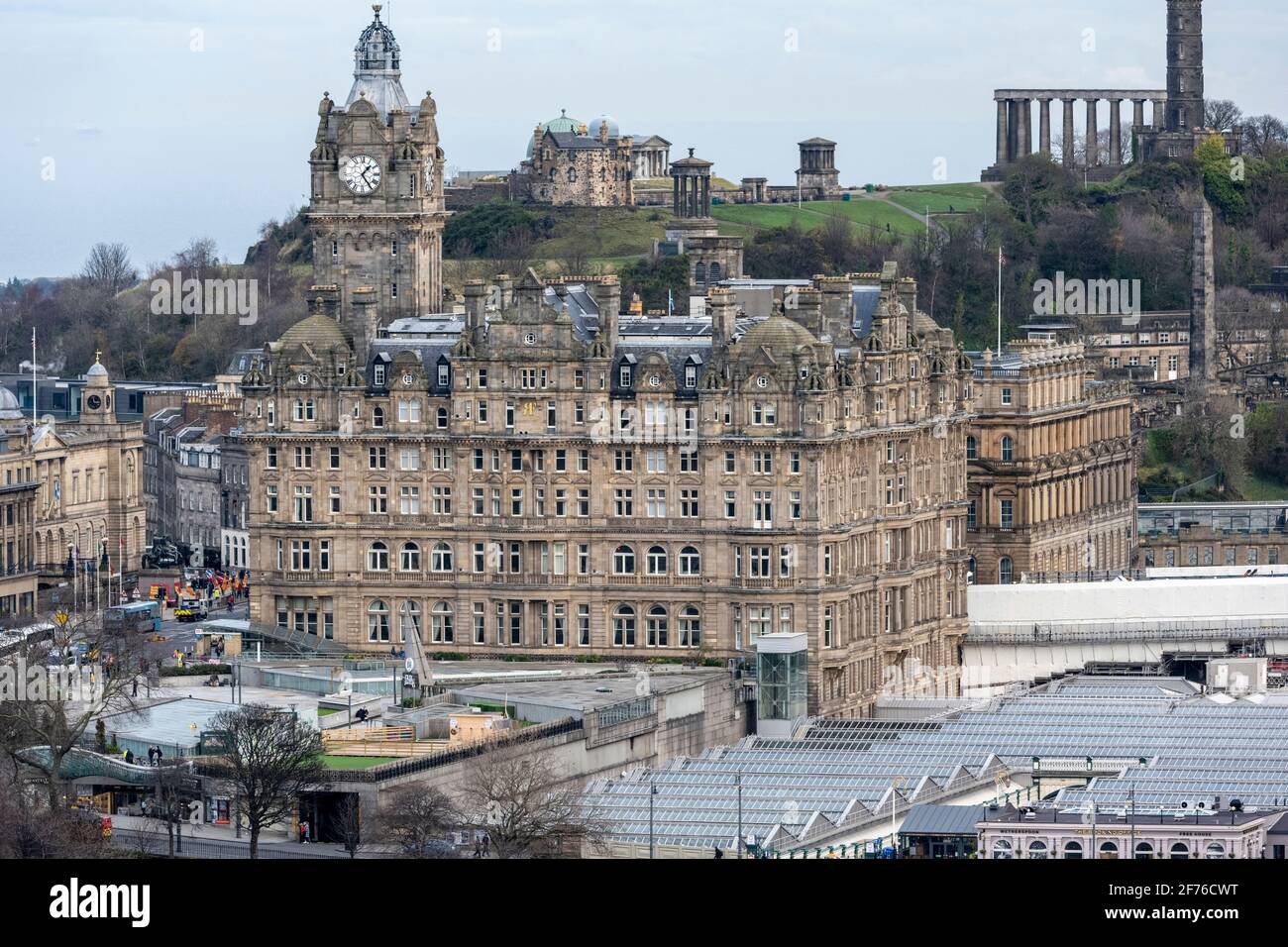 Vista elevada del Hotel Balmoral en Princes Street desde las almenas del Castillo de Edimburgo - Edimburgo, Escocia, Reino Unido Foto de stock