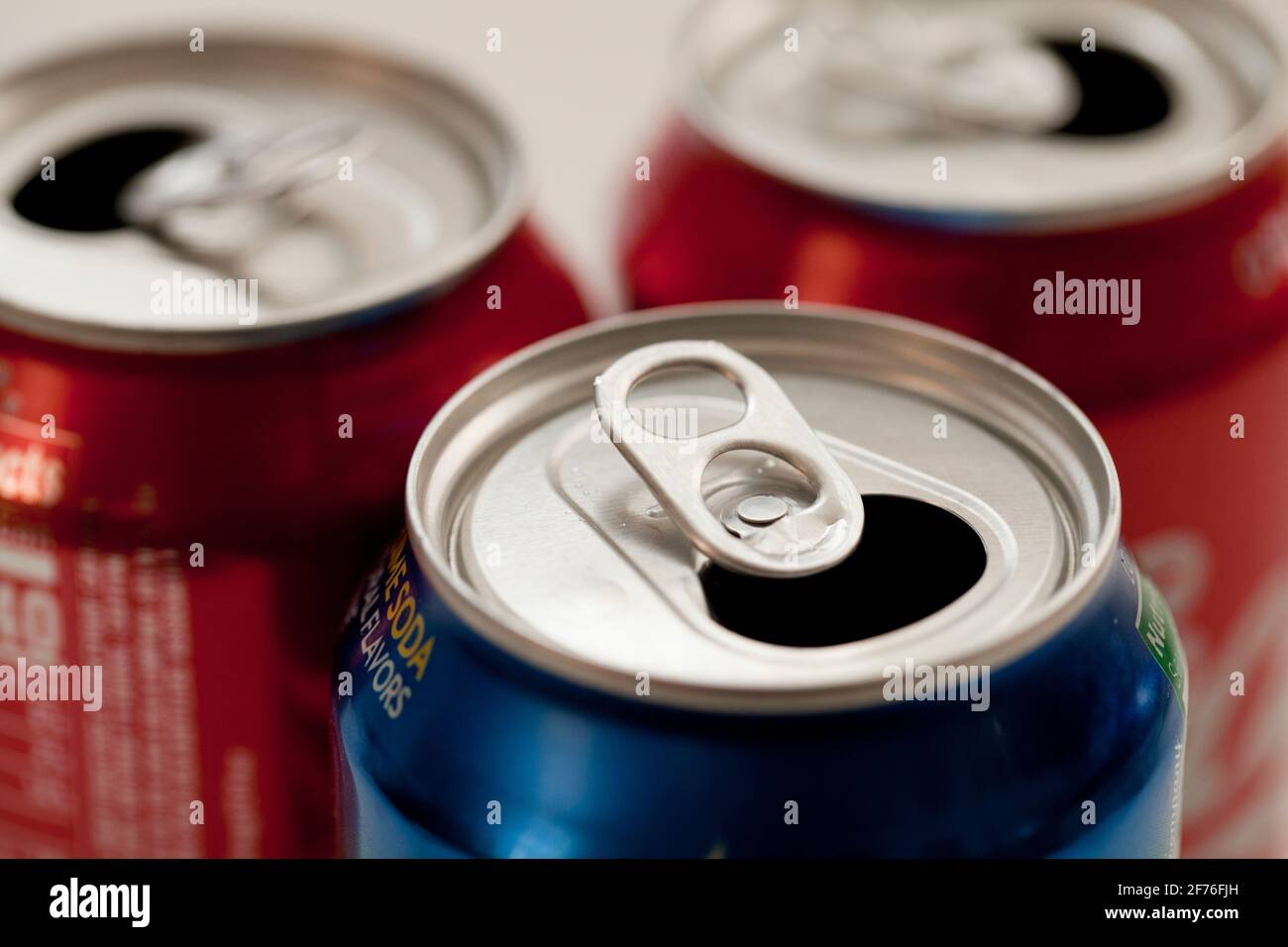 Latas abiertas de soda (latas de pop, latas de aluminio, latas de aluminio) - EE.UU Foto de stock