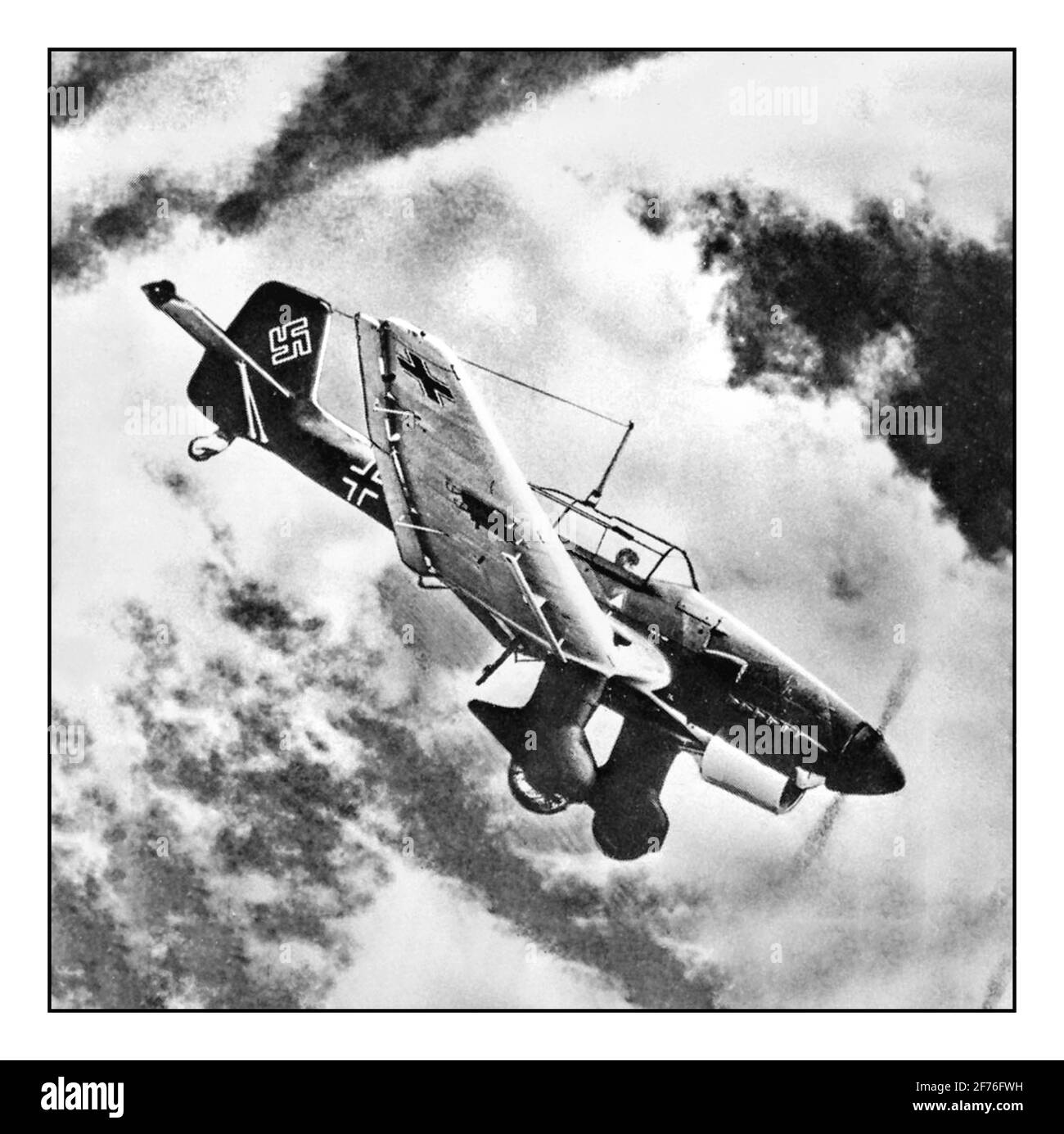 WW2 Alemania Nazi Stuka Junkers 87 bombardero de buceo 1940's World Guerra II aleta de cola Swastika Luftwaffe Airforce Foto de stock