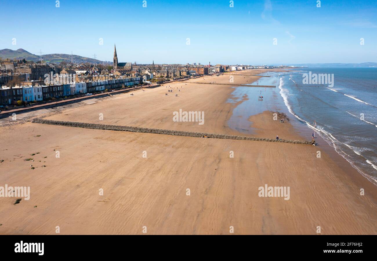 Vista aérea de la playa de Portobello en Portobello, Edimburgo, Escocia, Reino Unido Foto de stock