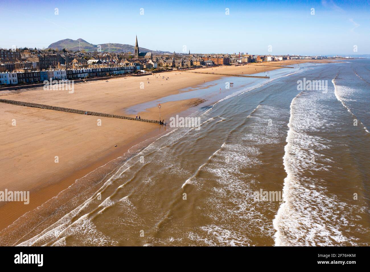 Vista aérea de la playa de Portobello en Portobello, Edimburgo, Escocia, Reino Unido Foto de stock