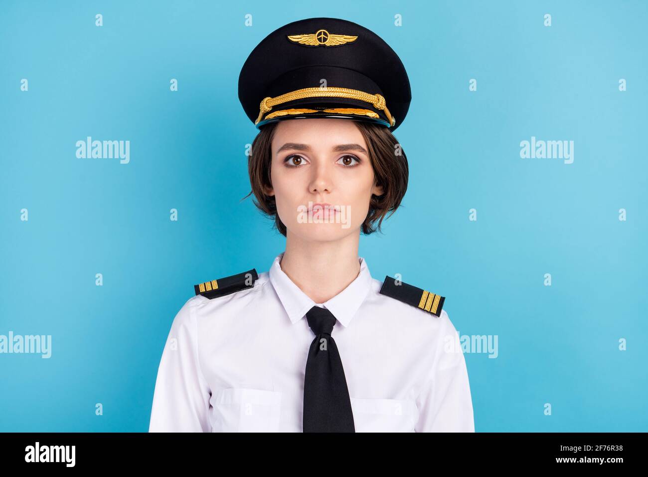 Foto de una mujer joven seria y tranquila lleve un avión piloto uniforme  tripulación aislada sobre fondo de color azul pastel Fotografía de stock -  Alamy