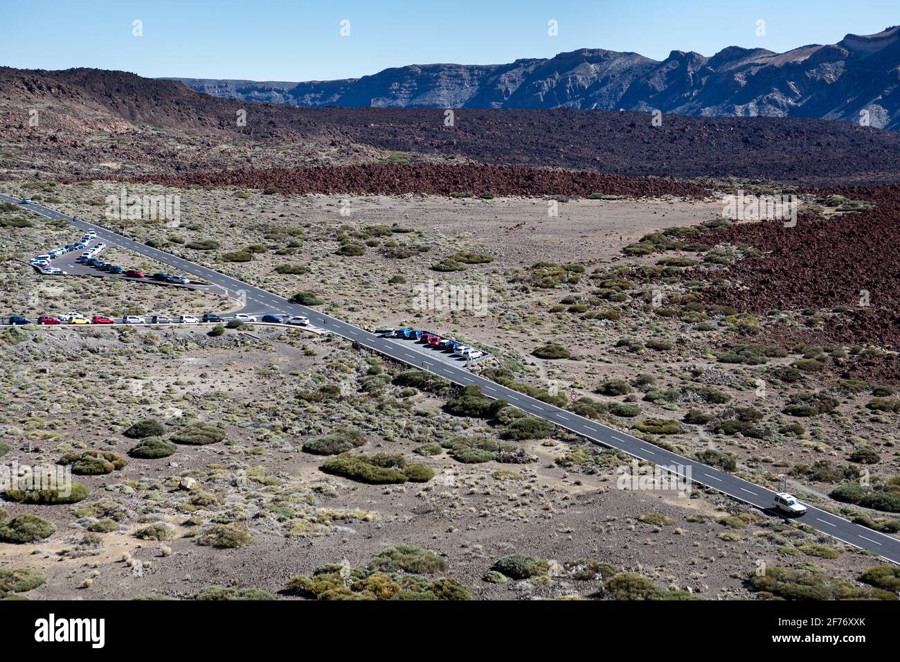 Carretera asfaltada en el valle de montaña, vista aérea. Ruta TF-21 con vuelta al teleférico del Teide. Tenerife, Canarias, España, Europa Foto de stock