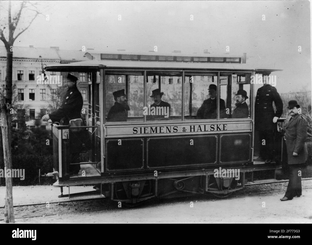 El primer tranvía eléctrico del mundo, fue probado el 15 de abril de 1881 en el primer Lichterfelde de Berlín. Fue una invención del gran ingeniero eléctrico Werner Siemens. La apertura de este primer tranvía eléctrico tuvo lugar el 12 de mayo de 1881 con una fiesta especial de memoria. Foto de stock