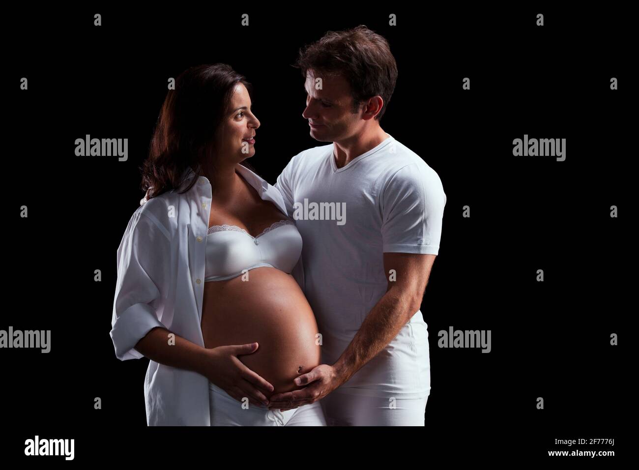 Marido que está desconchando un vientre embarazada Foto de stock