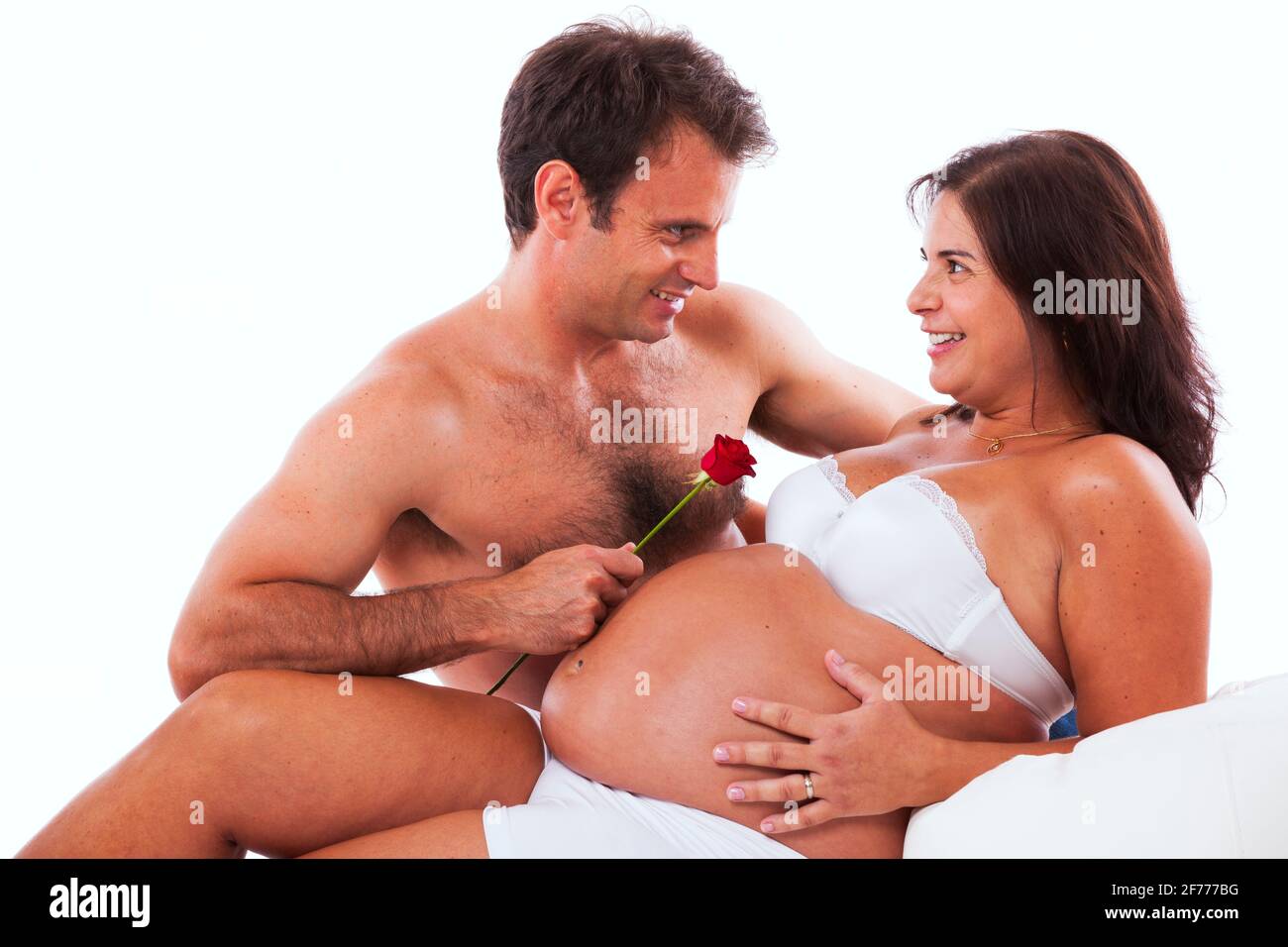 Marido que embraza a su esposa embarazada Foto de stock