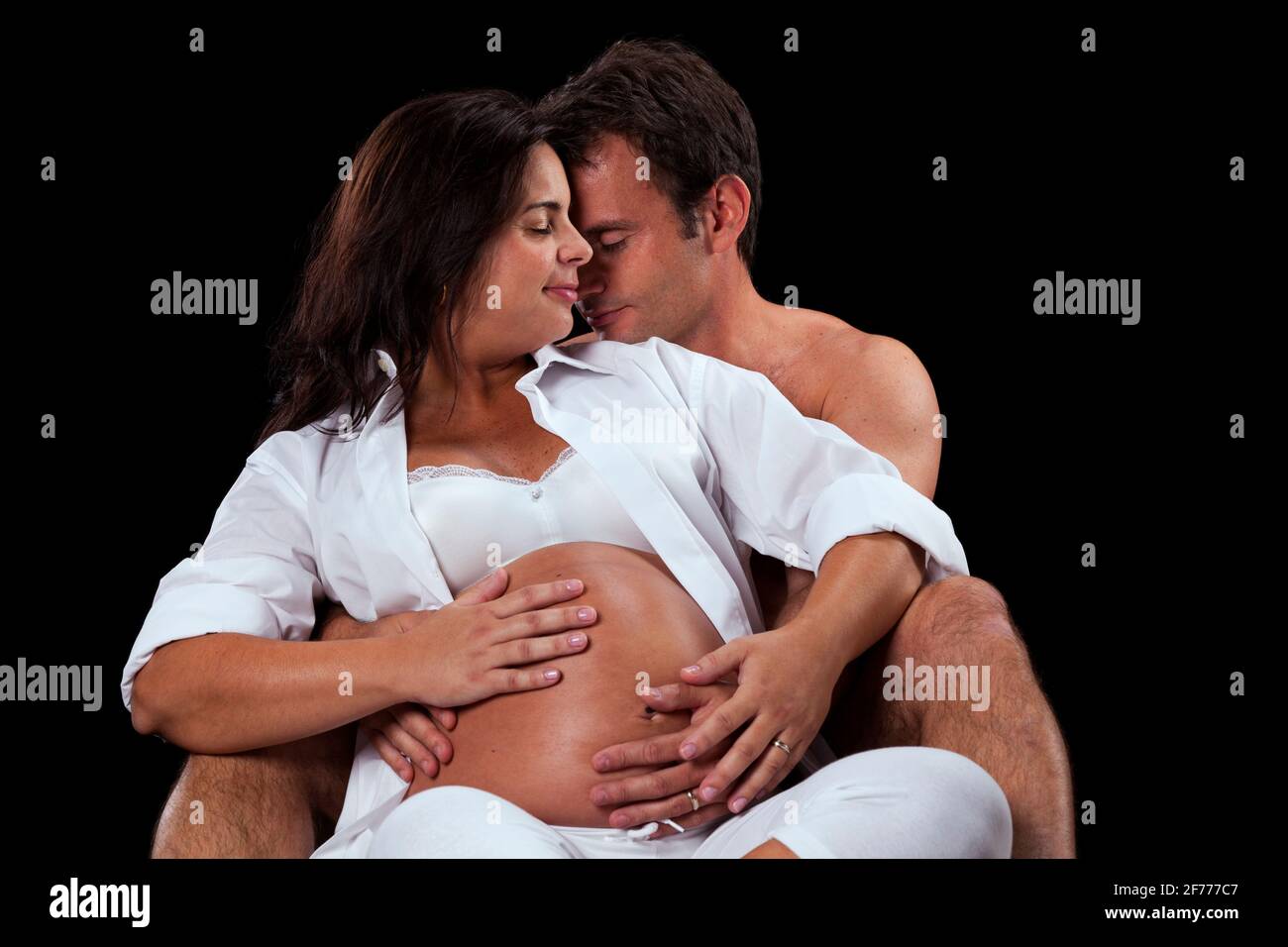 Marido que está desconchando un vientre embarazada Foto de stock