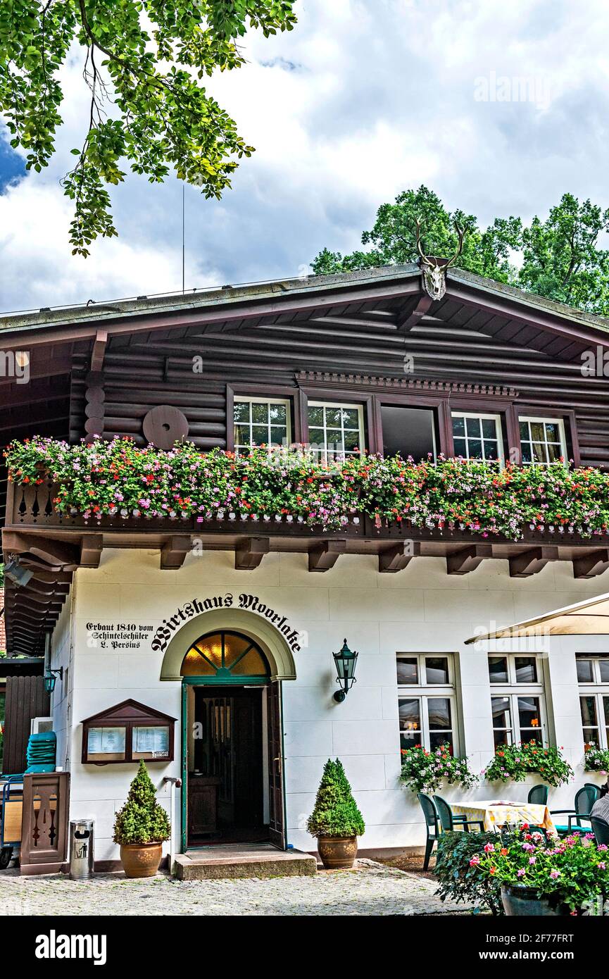 Berlín: Restaurante Moorlake cerca del río Havel en el Grunewald, un bosque en el suroeste de la ciudad Foto de stock