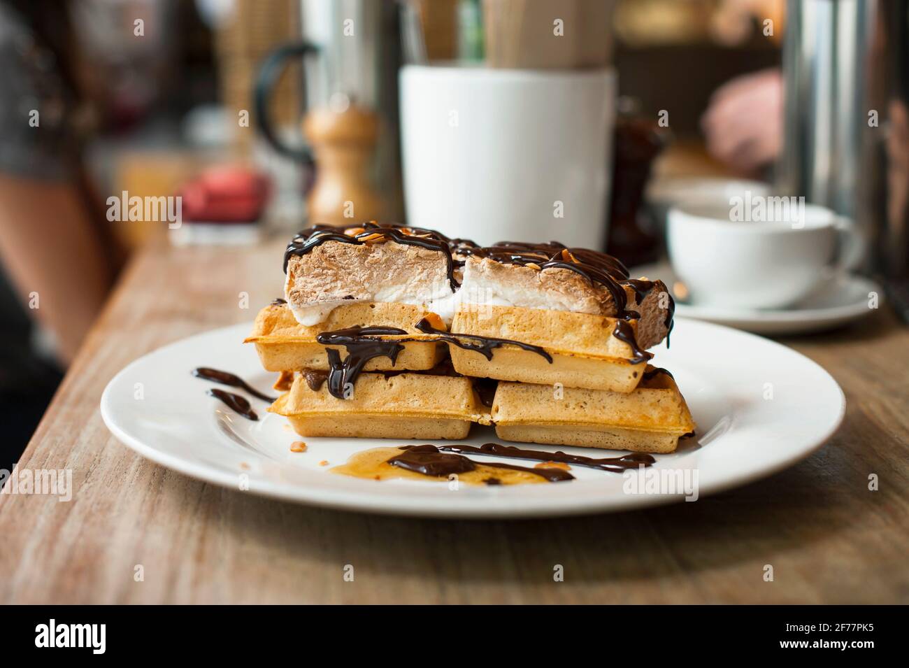 Waffle belga con crema y chocolate servido en una cafetería. Londres, Reino Unido Foto de stock