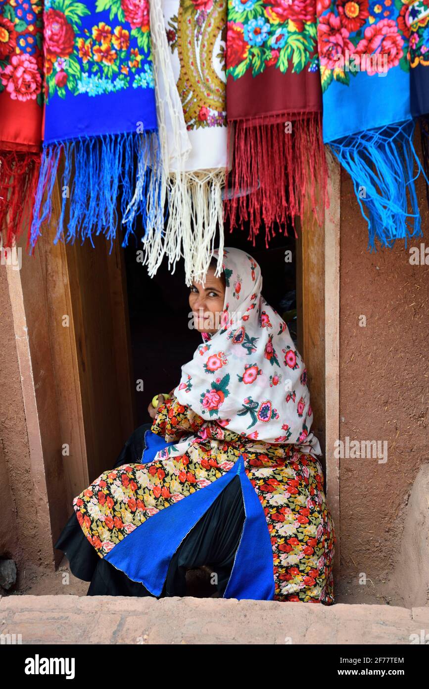 Traditional dress of iran fotografías e imágenes de alta resolución Alamy