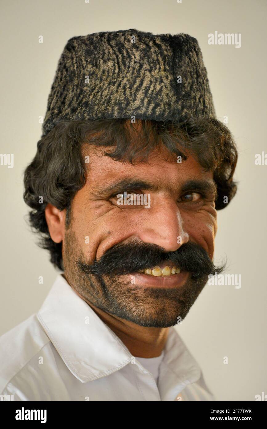 Irán, Yazd, Baluch hombre con el sombrero tradicional de Astrakhan Foto de stock