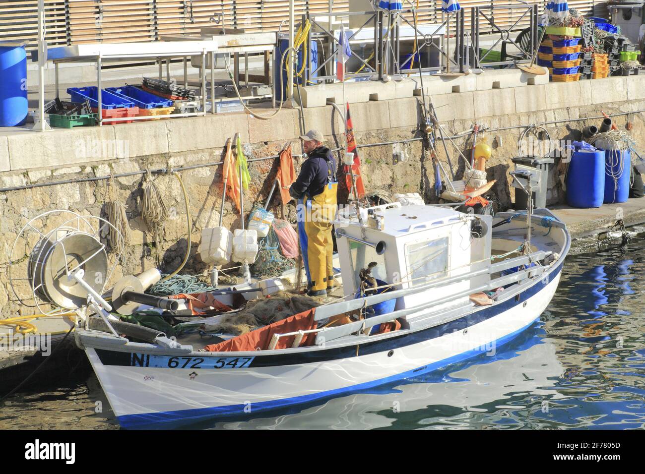 Francia, Alpes Maritimes, Niza, Port Lympy, Quai Amiral Infernet, pescador que regresa de su pesca Foto de stock