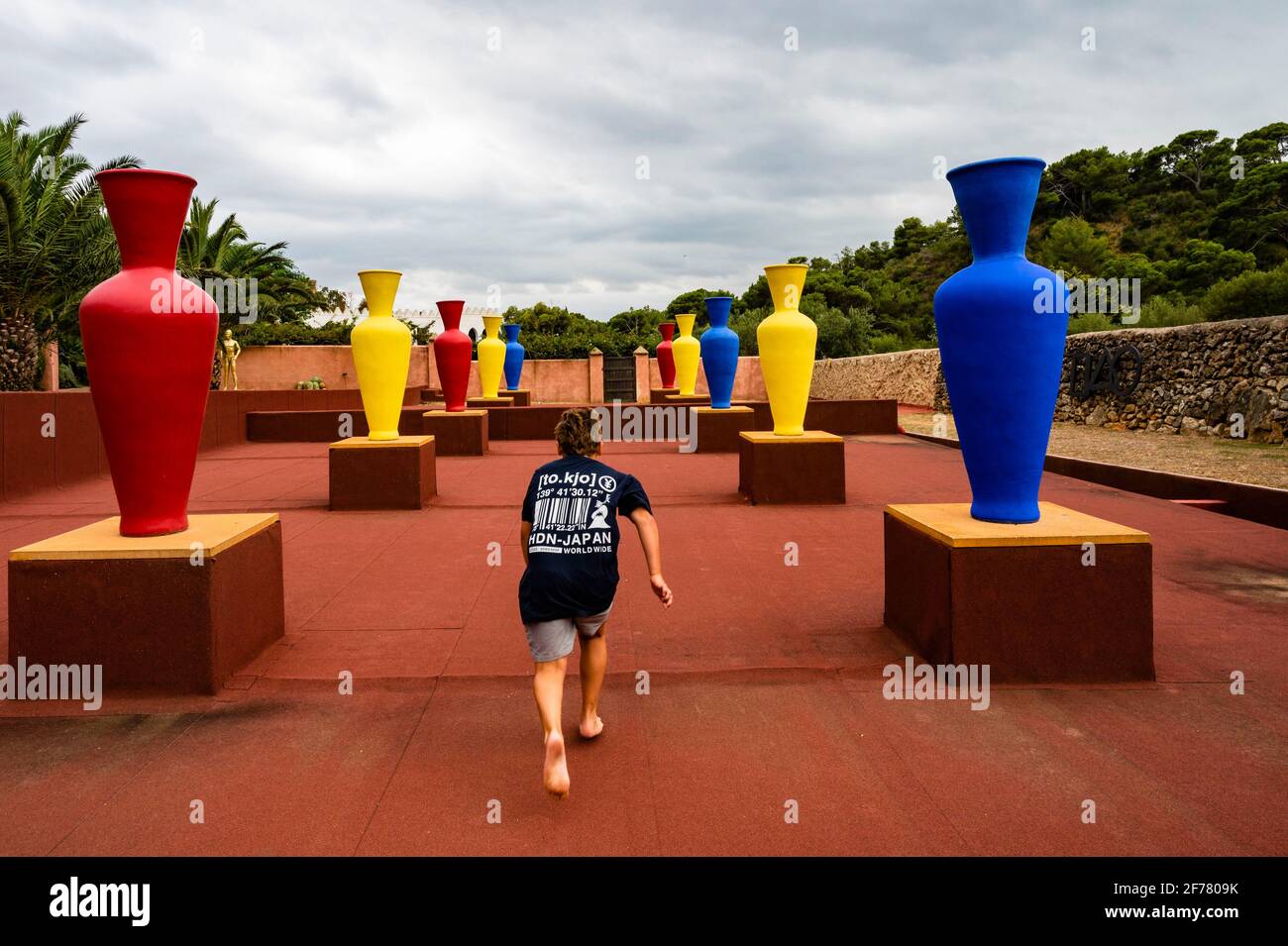 España, Islas Baleares, Mallorca, Museo Sa Bassa Blanca, niño corriendo alrededor de esculturas de tarros coloridos Foto de stock
