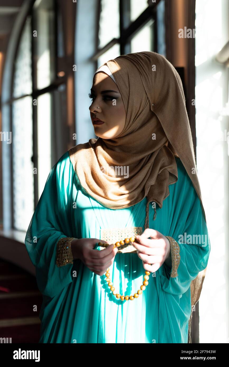 Mujer musulmana con ropa musulmana con Hijab y Rosario rezando En la  Mezquita Fotografía de stock - Alamy