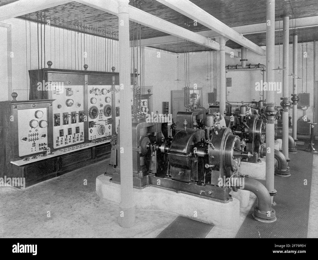 La Estación Kronholm (en Kronholmen) dentro de la Härnösand real, que la ciudad resolvió desde el escandinavo Elverken 1909. Se ha registrado previamente como una central eléctrica de giftå. GÅDEÅ plantas de electricidad levantadas 1898. 3 pcs el servidor de turbina de vapor de Laval á 100 hp. 1000 vueltas 2x220 voltios. Foto de stock