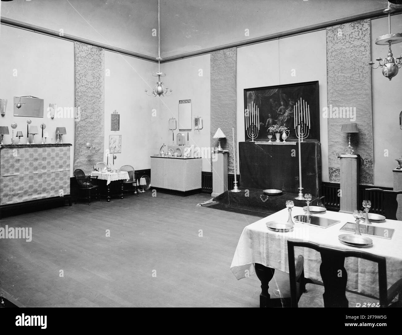 La exposición de propaganda artesanal: Interior de la sala (artículos de estaño). Organizador Escuelas de talleres de la ciudad de Estocolmo.Svenskt Tenn, 1925. Foto de stock