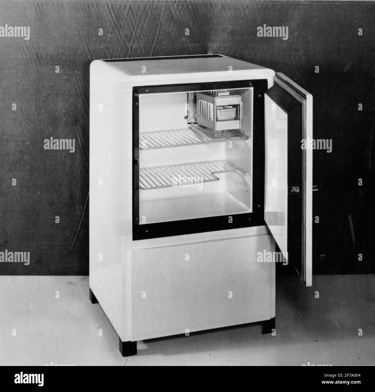 Refrigerador mejorado Imágenes de stock en blanco y negro - Alamy
